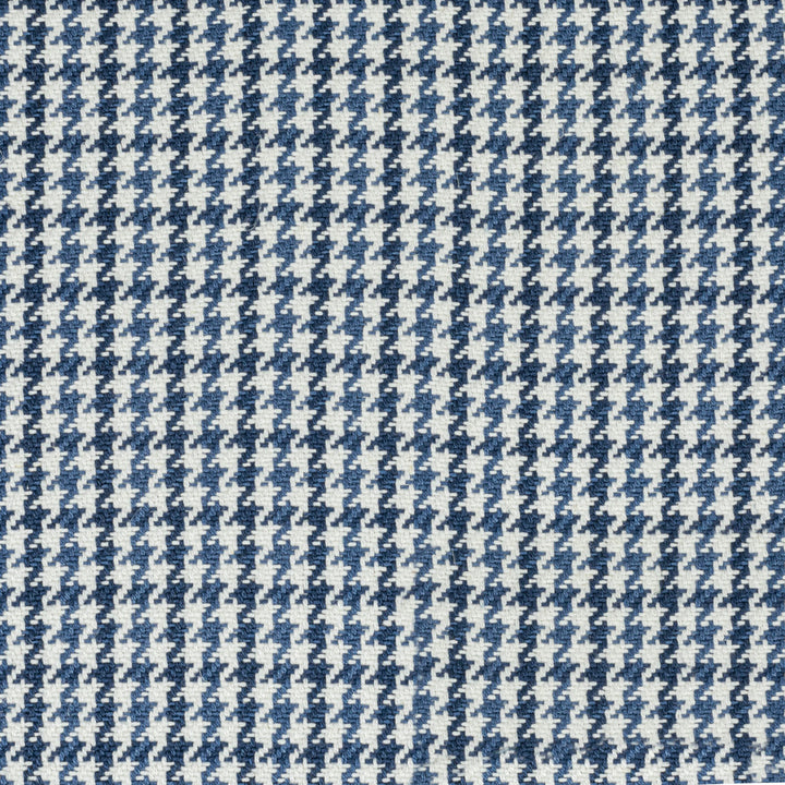 7809-2 Gridlock Ocean by Bassett Mcnab Fabric BASSETT MCNAB SIGNATURE 38%SVI 28%LIN 28%COT 6%POL ITALY MARTINDALE WEAR TEST (25 000 CIRCULAR RUBS) Horizontal: 0.75 and Vertical: 0.75 55.11 in - Fabric Carolina -