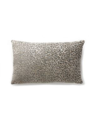<p>Leopard Pillow 14 X 22 - Castle Gray A9LLEOPILL0007 by Scalamandre Pillows</p><p><strong>Required Minimum Quantity Purchase: Product</p><p>Book: AMAZINK</p><p>Content: 45% COTTON 31% VISCOSE 24% POLYESTER</p><p>Origin: U.S.A.</p><p>Performance: HEAVY DUTY</p><p>Repeat: Horizontal: 9.75" and Vertical: 7"</p><p>Width: 0</p>