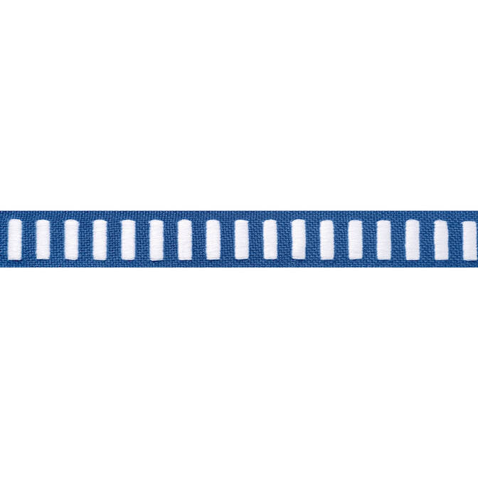 Dash Tape White on Bermuda E12132 by Thibaut Fabric Thibaut Fabric Dash Tape White on Bermuda E12132Fabric Tapes & Trims Volume 2 90% Cotton, 10% Polyester INDIA </p><p>Repeat: V: 0.5 1 - Fabric Carolina -