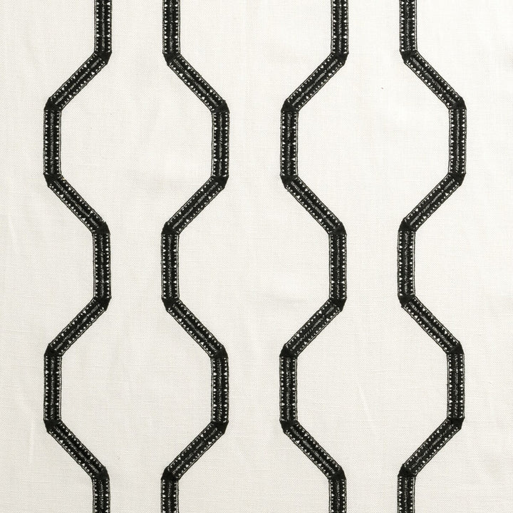 Bw1012 Black/White by Clarke And Clarke Fabric CLARKE & CLARKE BLACK + WHITE India Horizontal: 9.06 and Vertical: 9.06 55 - Fabric Carolina -