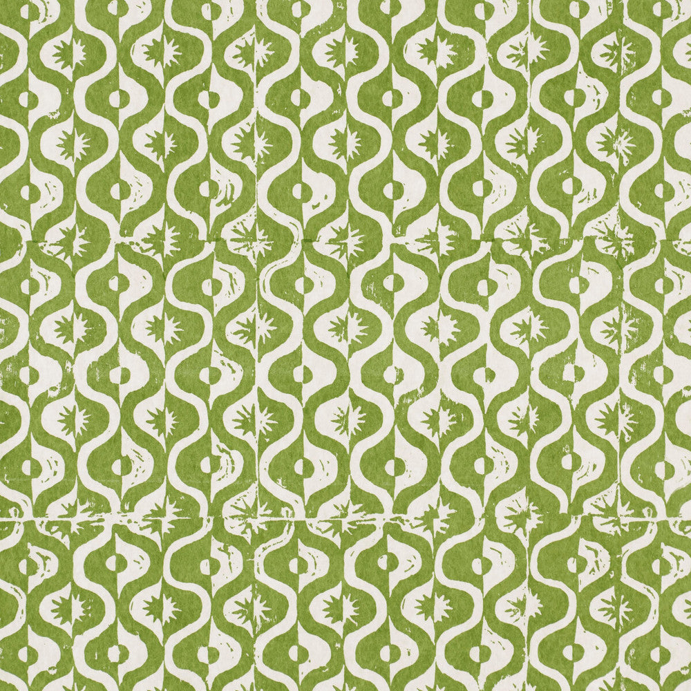 Small Medallion Wp Fern by Lee Jofa Wallcovering BLITHFIELD CELLULOSE - 100% United Kingdom - Horizontal: 17.1 and Vertical: 37.7 51.1 - Fabric Carolina -
