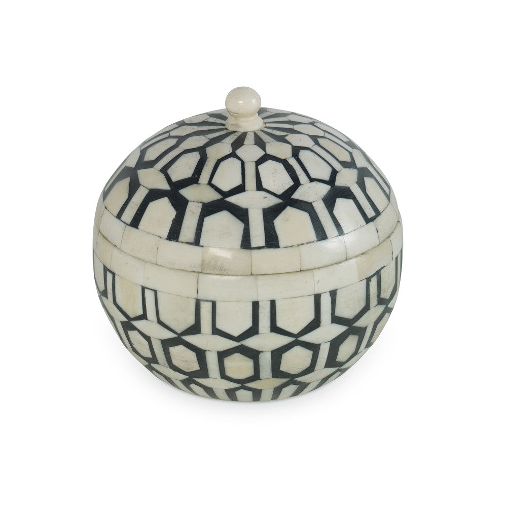 Marcela Bone Box, Small QR-20491.WHITEBLACK.0 by CuratedKravet CuratedKravet Geometric patterned handmade horn and bone box. Due to the handmade nature of the product, variation is to be expected. India DUST LIGHTLY WITH A SOFT, DRY CLOTH. </p><p>Dimensions: Length 5, Height 4.75, Width 5 Bone - 80%, Mdf - 20% - Fabric Carolina -