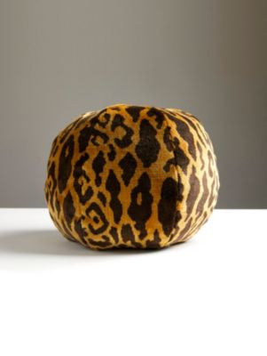 <p>Leopardo Pillow 12 Dia - Ivory, Gold & Black SCSLEOPPILL0001 by Scalamandre Pillows</p><p><strong>Required Minimum Quantity Purchase: Product</p><p>Book: </p><p>Content: 60% SILK 27% COTTON 13% POLYESTER</p><p>Origin: U.S.A.</p><p>Performance: MEDIUM DUTY</p><p>Repeat: Horizontal: 33.5" and Vertical: 26"</p><p>Width: 0</p>