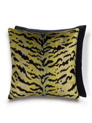<p>TigreVelvet Pillow 22 X 22 - Greens & Black Black SCATIGRPILL0002 by Scalamandre Pillows</p><p><strong>Required Minimum Quantity Purchase: Product</p><p>Book: </p><p>Content: 13% COTTON, 60% SILK / 27% COTTON / 13% POLYESTER, 69% VISCOSE / 18% POLYESTER /</p><p>Origin: U.S.A.</p><p>Performance: </p><p>Repeat: Horizontal: and Vertical: </p><p>Width: 0</p>