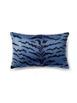 <p>Tigre Pillow 14 X 22 - Blues & Black SCLTIGRPILL0004 by Scalamandre Pillows</p><p><strong>Required Minimum Quantity Purchase: Product</p><p>Book: </p><p>Content: 13% COTTON, 69% VISCOSE / 18% POLYESTER /</p><p>Origin: U.S.A.</p><p>Performance: </p><p>Repeat: Horizontal: and Vertical: </p><p>Width: 0</p>