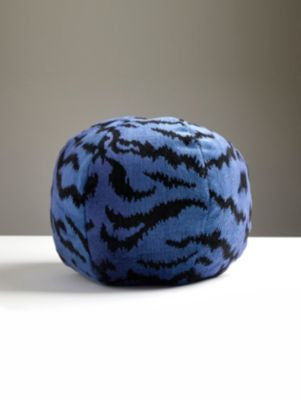 <p>Tigre Pillow 12 Dia - Blues & Black SCSTIGRPILL0004 by Scalamandre Pillows</p><p><strong>Required Minimum Quantity Purchase: Product</p><p>Book: </p><p>Content: 69% VISCOSE 18% POLYESTER 13% COTTON</p><p>Origin: U.S.A.</p><p>Performance: MEDIUM DUTY</p><p>Repeat: Horizontal: 30.5" and Vertical: 24.75"</p><p>Width: 0</p>