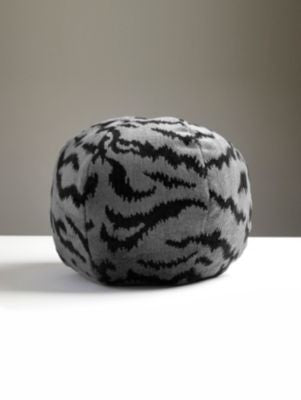 <p>Tigre Pillow 12 Dia - Silver & Black SCSTIGRPILL0005 by Scalamandre Pillows</p><p><strong>Required Minimum Quantity Purchase: Product</p><p>Book: </p><p>Content: 69% VISCOSE 18% POLYESTER 13% COTTON</p><p>Origin: U.S.A.</p><p>Performance: MEDIUM DUTY</p><p>Repeat: Horizontal: 30.5" and Vertical: 24.75"</p><p>Width: 0</p>