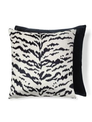 <p>TigreVelvet Pillow 22 X 22 - Off-White & Black Black SCATIGRPILL0006 by Scalamandre Pillows</p><p><strong>Required Minimum Quantity Purchase: Product</p><p>Book: </p><p>Content: 13% COTTON, 69% VISCOSE / 18% POLYESTER /</p><p>Origin: U.S.A.</p><p>Performance: </p><p>Repeat: Horizontal: and Vertical: </p><p>Width: 0</p>