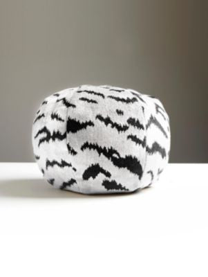 <p>Tigre Pillow 12 Dia - Off-White & Black SCSTIGRPILL0006 by Scalamandre Pillows</p><p><strong>Required Minimum Quantity Purchase: Product</p><p>Book: </p><p>Content: 69% VISCOSE 18% POLYESTER 13% COTTON</p><p>Origin: U.S.A.</p><p>Performance: MEDIUM DUTY</p><p>Repeat: Horizontal: 30.5" and Vertical: 24.75"</p><p>Width: 0</p>