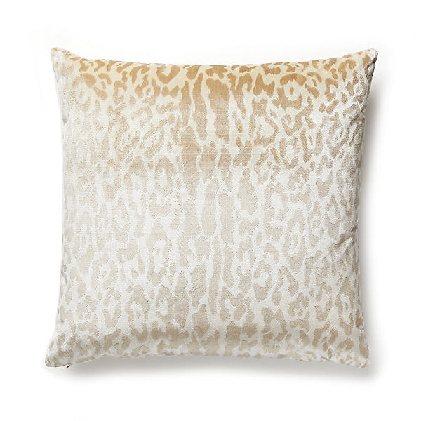 Snow Leopard Winter White by Scalamandre
 Pillow Scalamandre
 Pillow Snow Leopard Winter WhitePillow 100% VISCOSE VELVET USA </p><p>Repeat: H: 9.75", V: 13.75" 55" - Fabric Carolina -