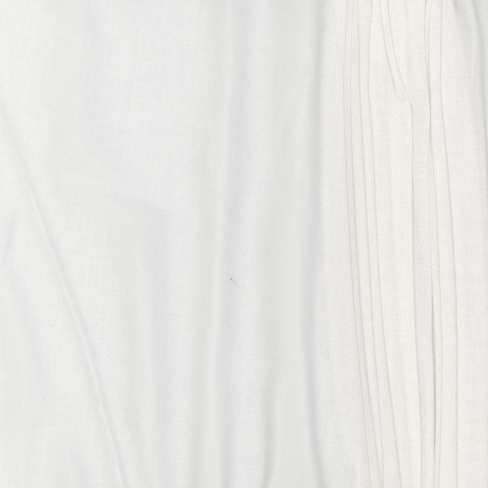 Cloudy Skies Winter White by Carole Fabric 67% Polyester, 33% Cotton France N/A Horizontal: 0 and Vertical: 0 118 - Fabric Carolina -